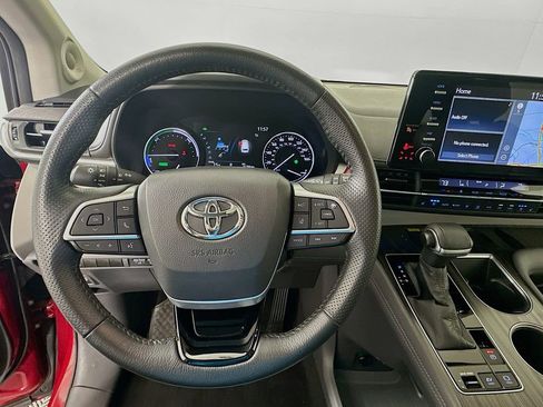 Used 2021 Toyota Sienna Limited image 11