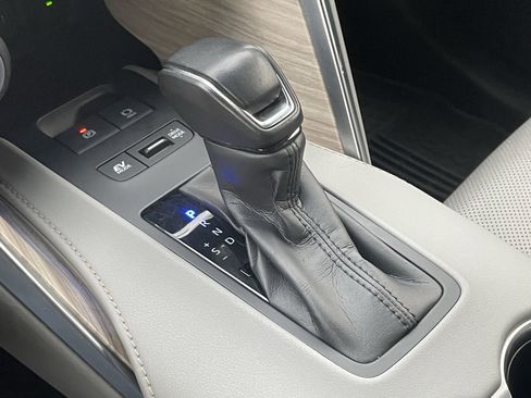 Used 2021 Toyota Venza Limited image 23