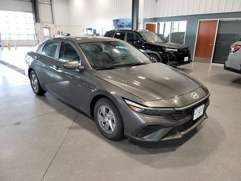 Used 2024 Hyundai Elantra SE FWD image 1