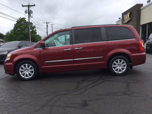Used 2015 Chrysler Town & Country Touring w/ Driver Convenience Group FWD image 10