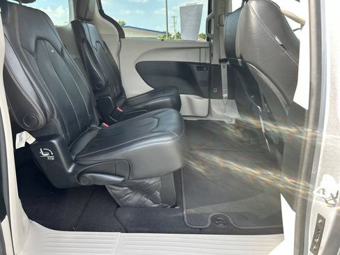 Used 2017 Chrysler Pacifica Touring-L w/ Tire & Wheel Group FWD image 45