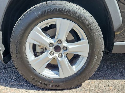 Used 2021 Toyota RAV4 LE AWD/4WD image 17