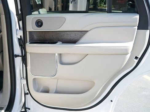 Used 2018 Lincoln Navigator Select w/ Technology Package AWD/4WD image 31