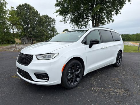 New 2026 Chrysler Pacifica Select w/ S Appearance Package FWD image 1