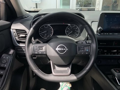 Used 2025 Nissan Rogue SV FWD image 25