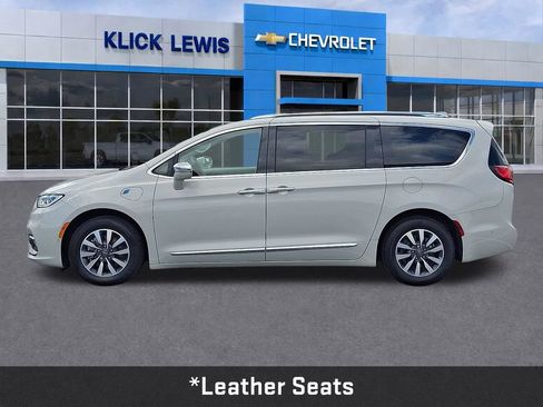 Used 2021 Chrysler Pacifica Limited w/ Uconnect Theater Family Group FWD image 4