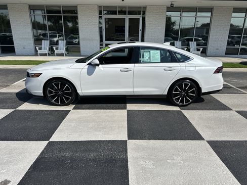 Used 2025 Honda Accord Touring image 1