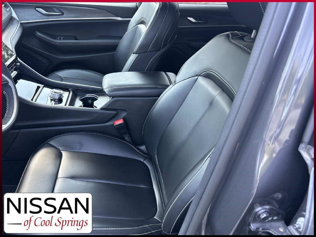 Used 2024 Jeep Grand Cherokee Limited w/ Black Appearance Package AWD/4WD image 16