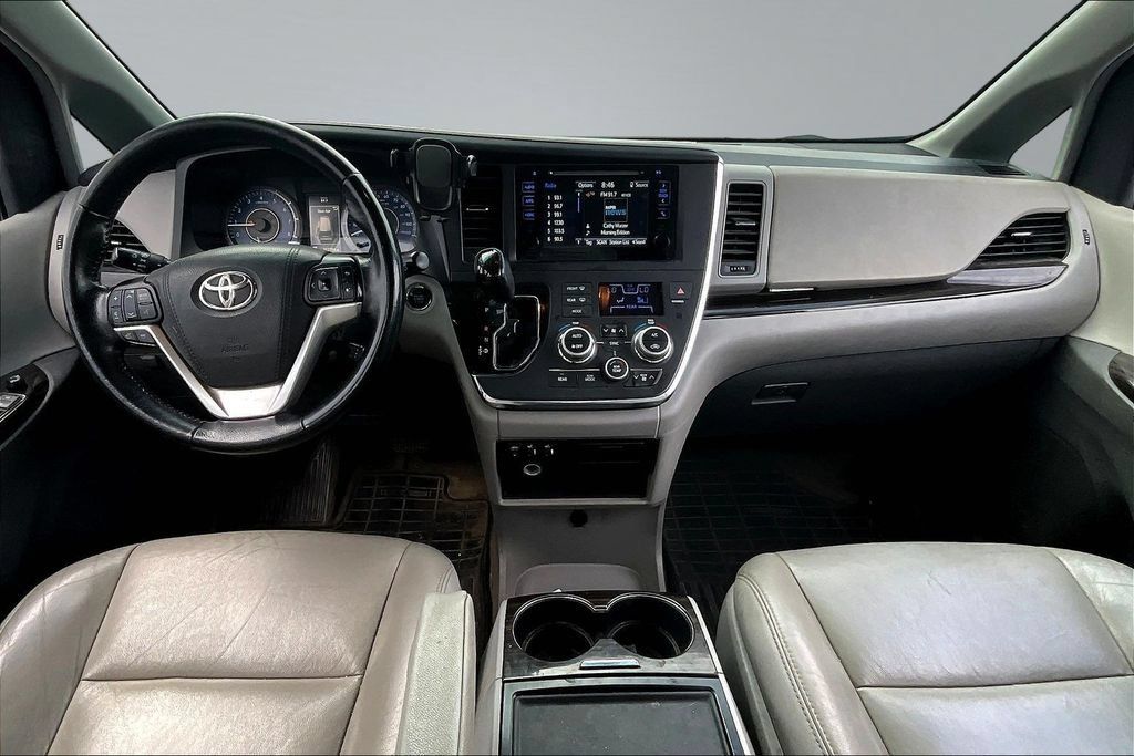 Used 2015 Toyota Sienna XLE FWD image 7