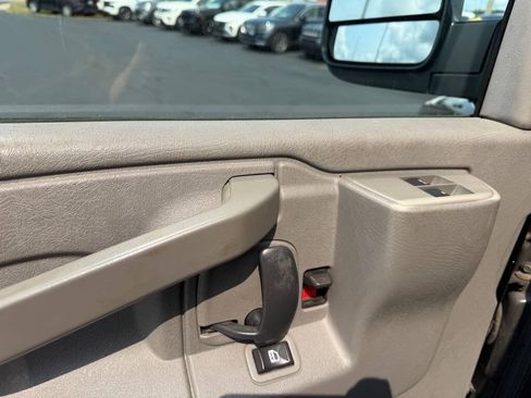 Used 2017 Chevrolet Express 2500 RWD image 10