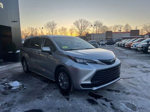 Used 2024 Toyota Sienna LE image 3