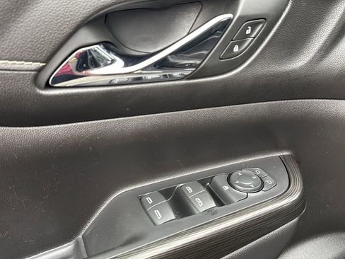 Used 2023 GMC Acadia SLT image 23