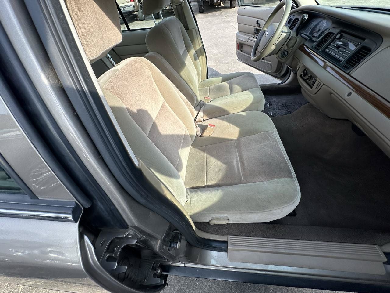 Used 2005 Ford Crown Victoria RWD image 34