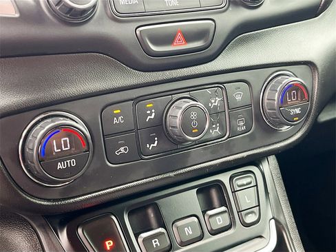 Used 2018 GMC Terrain SLT w/ Preferred Package image 16