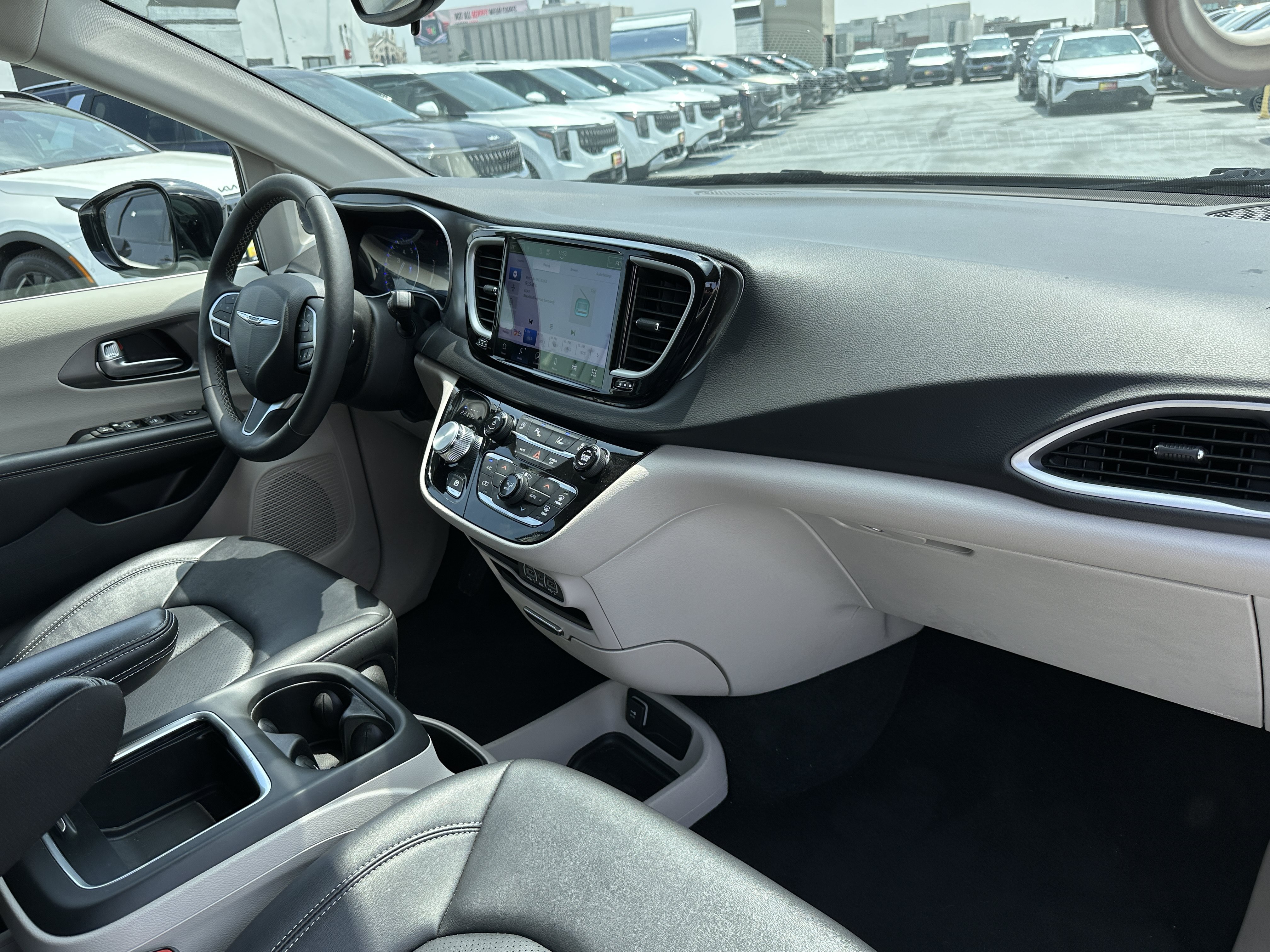 Used 2024 Chrysler Pacifica Touring-L FWD image 15
