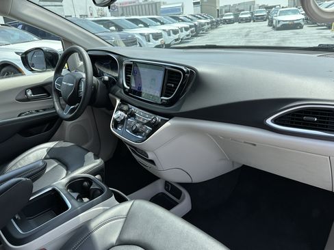Used 2024 Chrysler Pacifica Touring-L FWD image 15
