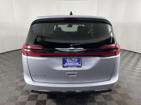 Used 2023 Chrysler Pacifica Touring-L image 8