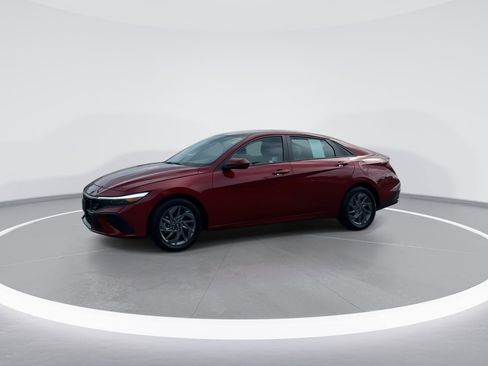 Certified 2024 Hyundai Elantra SEL image 3