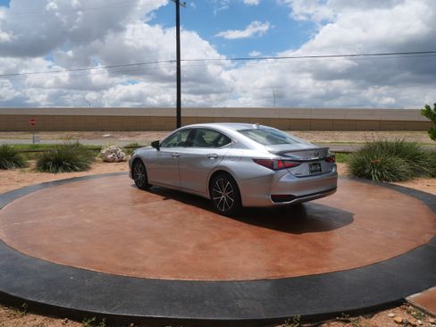 Used 2025 Lexus ES 300h w/ Premium Package image 4