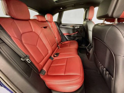 Certified 2025 Porsche Macan AWD/4WD image 29