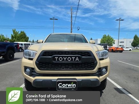 Used 2017 Toyota Tacoma TRD Off-Road w/ Premium & Technology Package AWD/4WD image 6