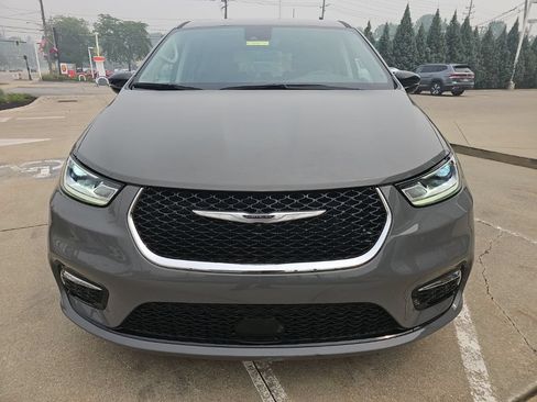 Used 2024 Chrysler Pacifica Touring-L FWD image 5