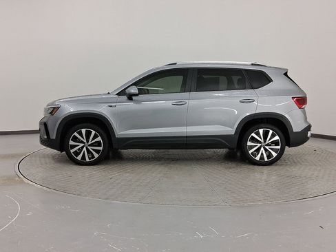 Used 2022 Volkswagen Taos SE image 2
