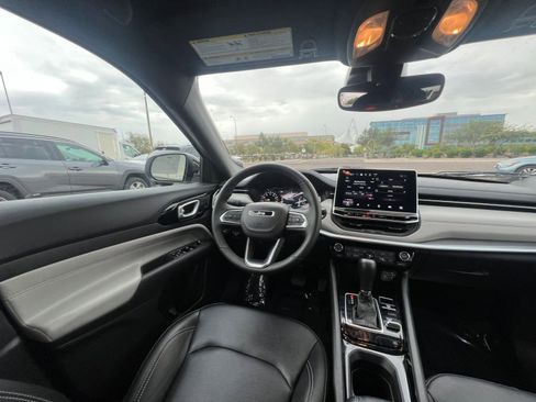 Used 2025 Jeep Compass Limited image 34