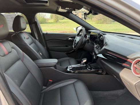 Used 2025 Chevrolet Trax RS w/ Sunroof Package FWD image 26