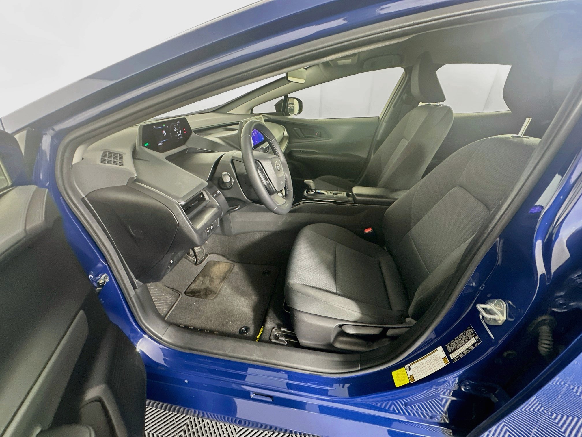 Used 2024 Toyota Prius LE FWD image 13