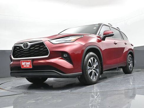 Certified 2024 Toyota Highlander XLE image 34