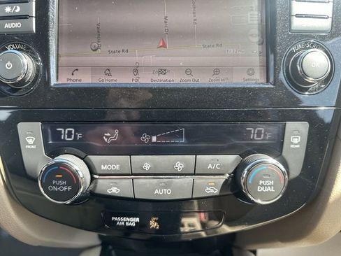 Used 2018 Nissan Rogue SV w/ Premium Package image 18