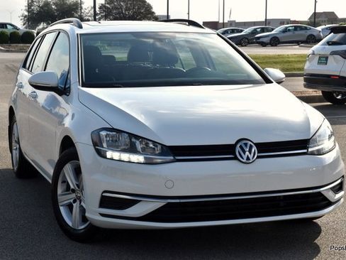 Used 2018 Volkswagen Golf SE image 2