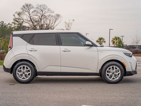 Used 2023 Kia Soul LX w/ LX Technology Package image 9