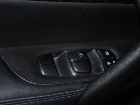 Used 2018 Nissan Rogue SV w/ Premium Package image 10