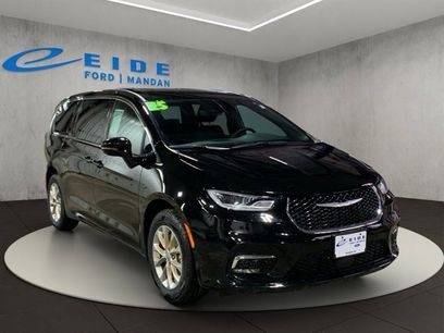 Used 2025 Chrysler Pacifica Select