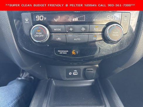 Used 2018 Nissan Rogue SV w/ Premium Package image 17