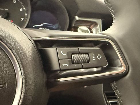 Certified 2025 Porsche Macan image 18