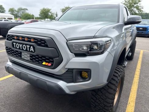 Used 2019 Toyota Tacoma TRD Off-Road AWD/4WD image 10