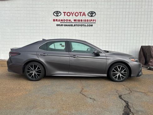 Used 2024 Toyota Camry SE image 1