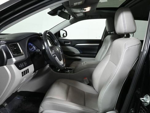Used 2019 Toyota Highlander XLE image 3