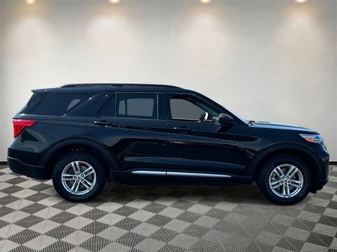 Certified 2022 Ford Explorer XLT w/ Equipment Group 202A AWD/4WD image 2