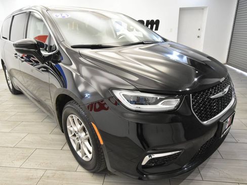 Used 2024 Chrysler Pacifica Touring-L image 7