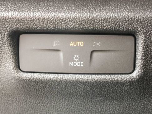 Used 2025 Volkswagen Tiguan SE image 16