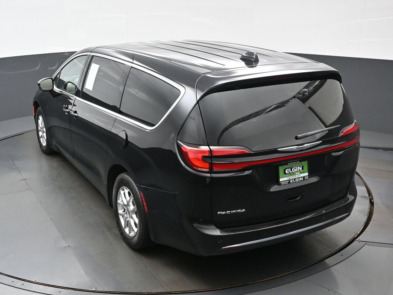 Used 2024 Chrysler Pacifica Touring FWD image 39