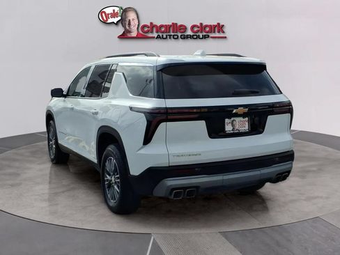 Used 2026 Chevrolet Traverse LT FWD image 3