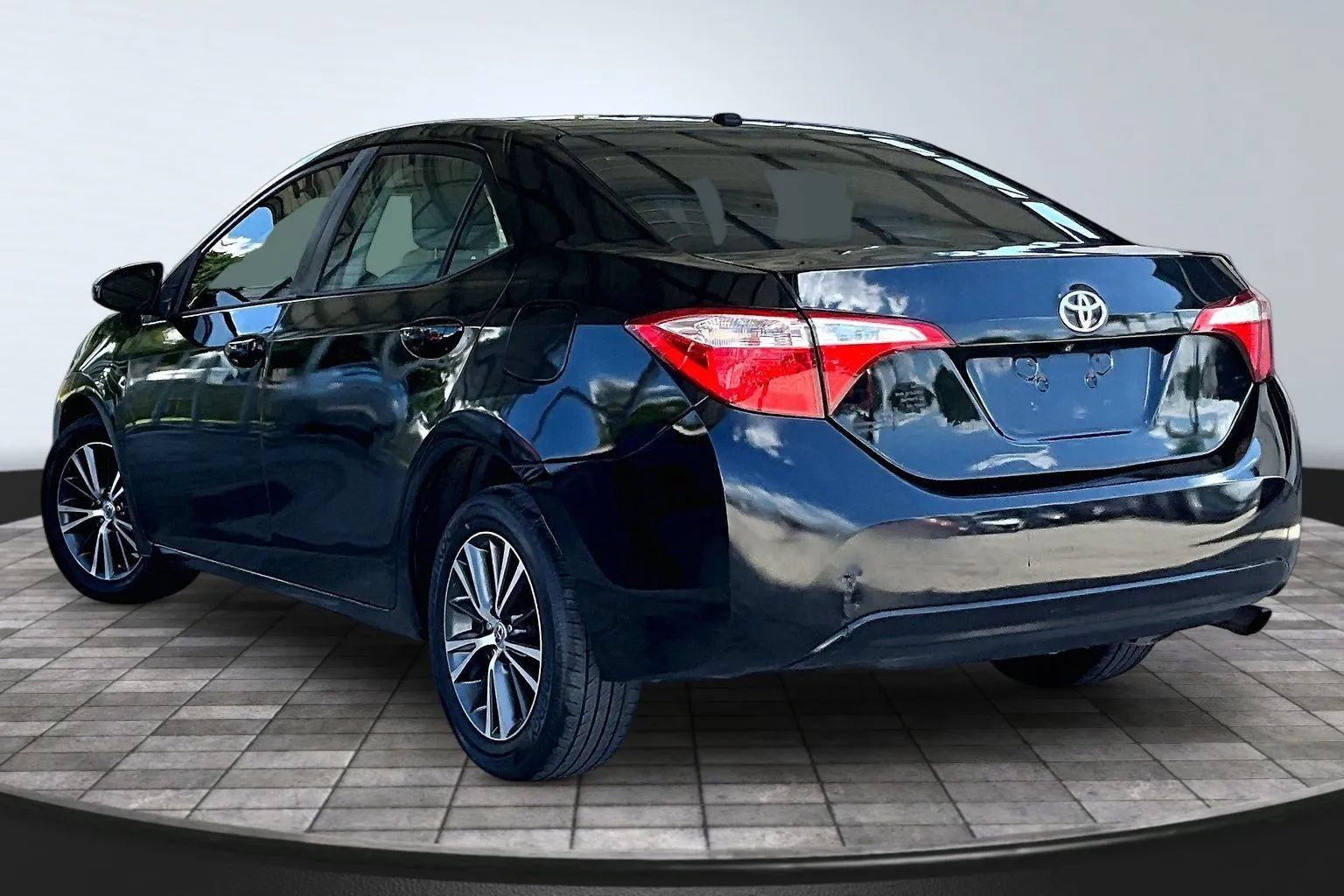 Used 2017 Toyota Corolla LE w/ LE Premium Package w/Moonroof FWD image 4