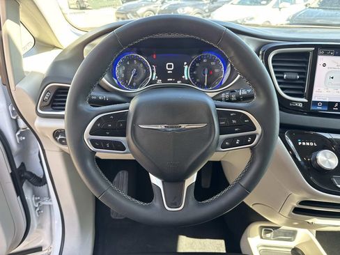 Used 2024 Chrysler Pacifica Touring-L FWD image 22