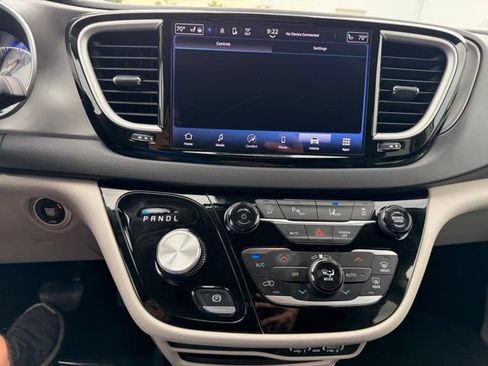 Used 2024 Chrysler Pacifica Touring-L FWD image 25
