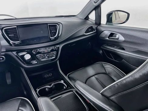 Used 2025 Chrysler Pacifica Limited FWD image 25